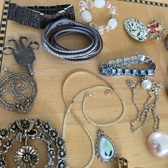 ESTATE SALE JEWELRY LOT - UNKNOWN REMAINDER - Picture 2 of 5